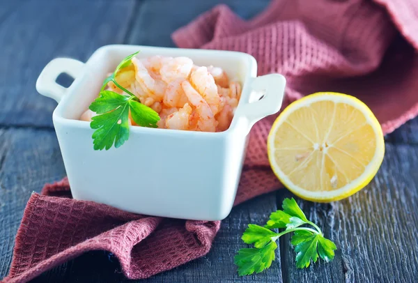 Boiled shrimps and fresh lemon — Stock Photo, Image