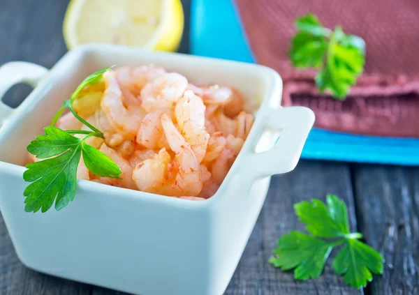 Boiled shrimps and fresh lemon — Stock Photo, Image