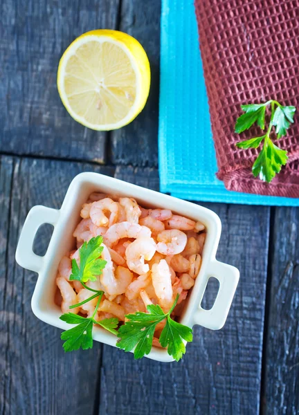 Camarones cocidos y limón fresco — Foto de Stock