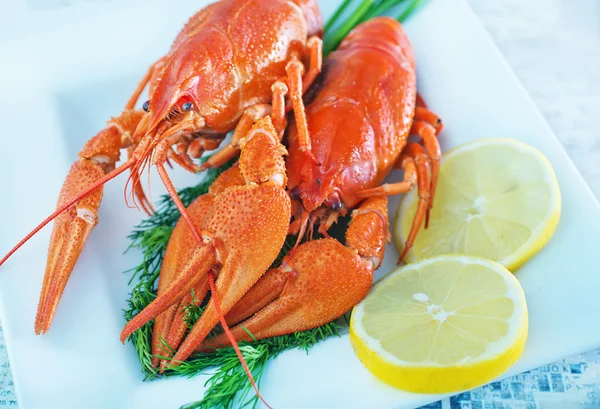 Boiled crawfish with fresh lemon — Stock Photo, Image