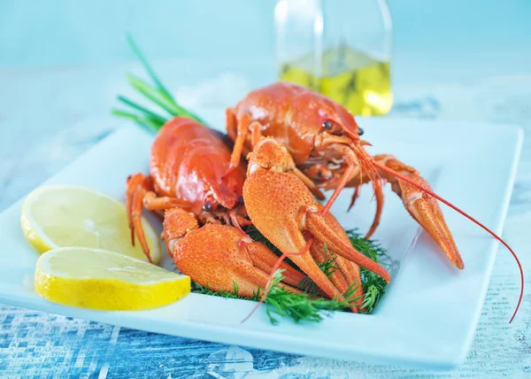 Boiled crawfish with fresh lemon — Stock Photo, Image