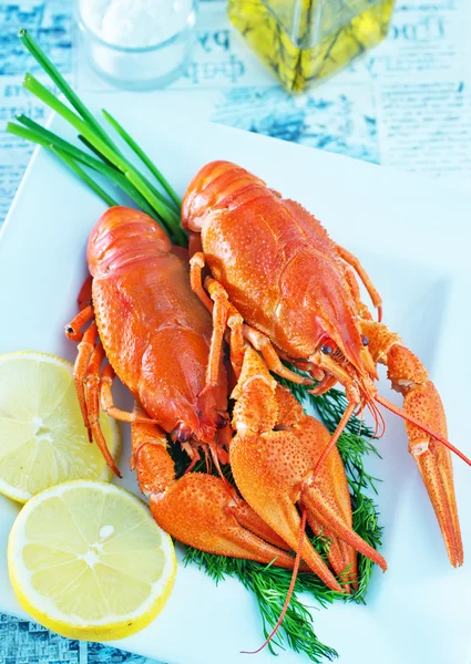 Boiled crawfish with fresh lemon — Stock Photo, Image