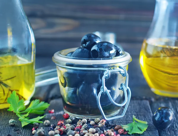 Aceite de oliva y aceitunas negras — Foto de Stock