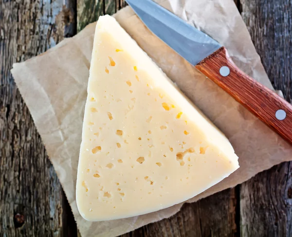 紙の上のチーズ — ストック写真