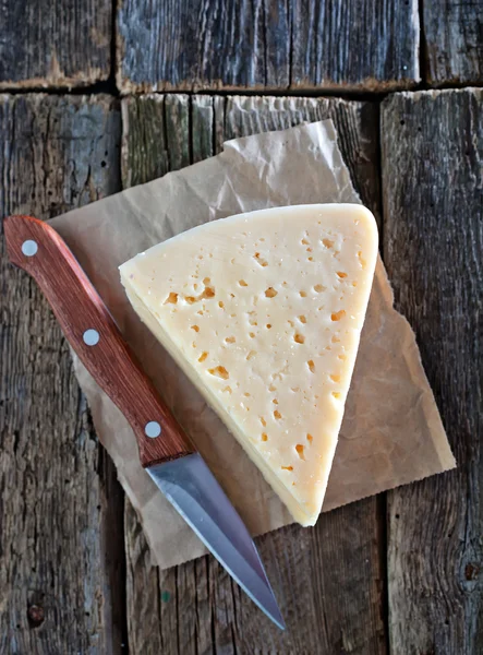 Сыр на бумаге — стоковое фото