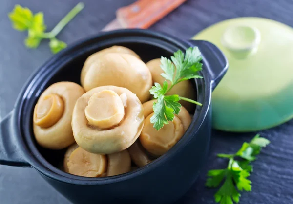 Paddestoelen in zwarte kom — Stockfoto