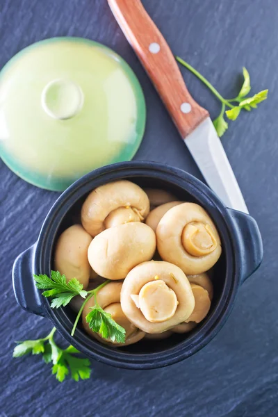 Mushrooms in black bowl — Stock Photo, Image