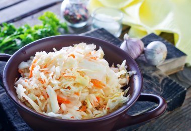Kabın içinde lahana turşusu salatası