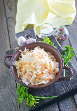 Kabın içinde lahana turşusu salatası