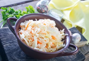 Kabın içinde lahana turşusu salatası