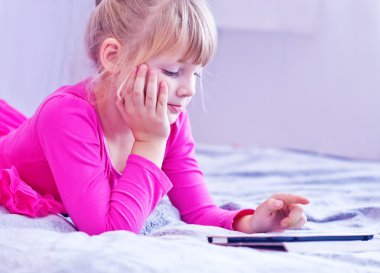 Tablet PC'de oynayan pre-teen çocuk