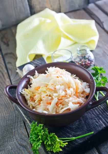 Kabın içinde lahana turşusu salatası
