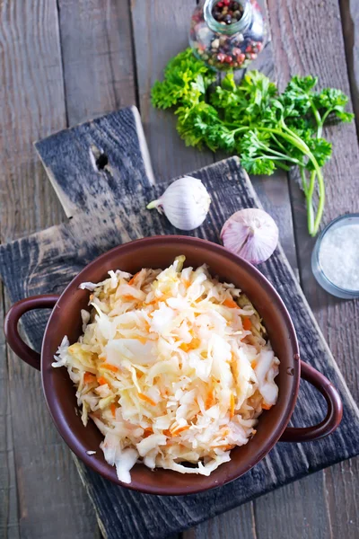 Zuurkool salade in de kom — Stockfoto