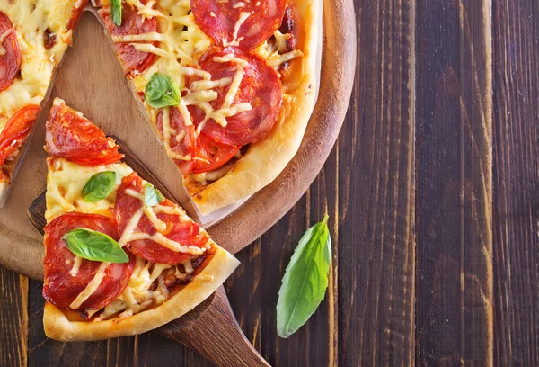 新鲜的比萨与番茄 — 图库照片