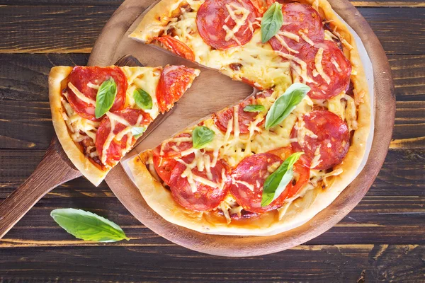 Färsk pizza med tomat — Stockfoto
