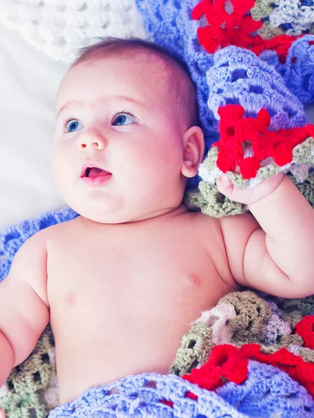 Pequeno bebê na cama — Fotografia de Stock