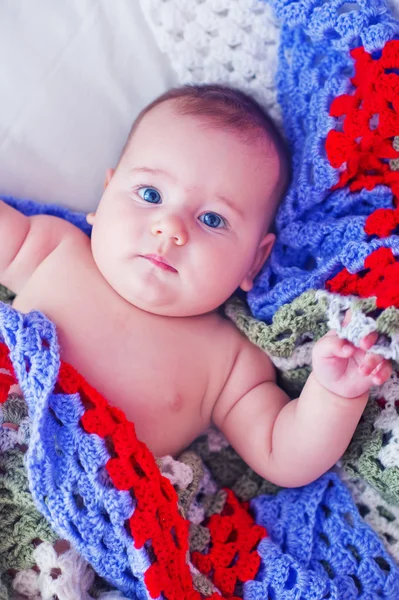 Pequeno bebê na cama — Fotografia de Stock