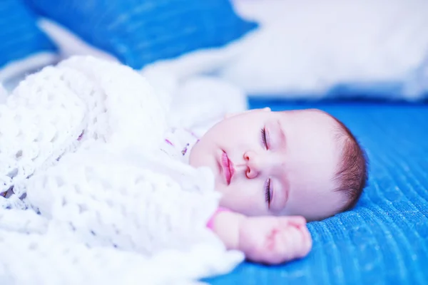 Pequeno bebê na cama — Fotografia de Stock