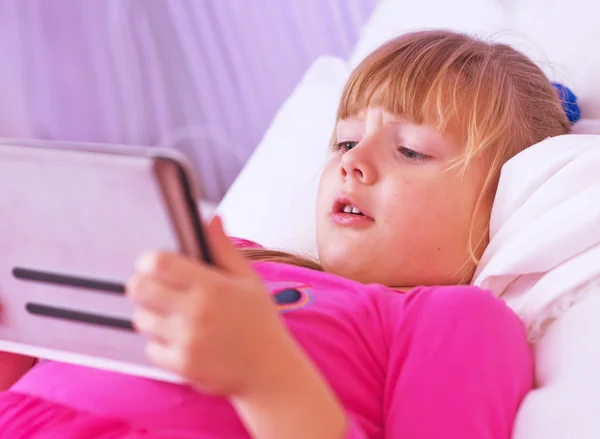 Pre-tonåring barn leker på TabletPC — Stockfoto