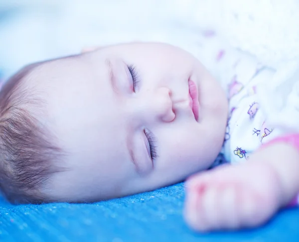 Küçük bebek yatakta — Stok fotoğraf