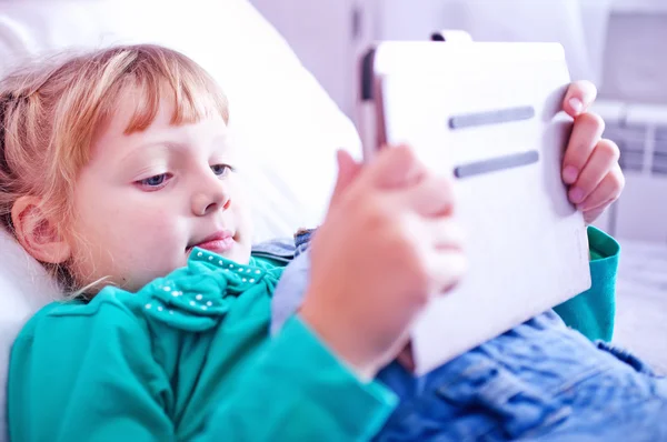 Niño preadolescente jugando en la tableta PC —  Fotos de Stock