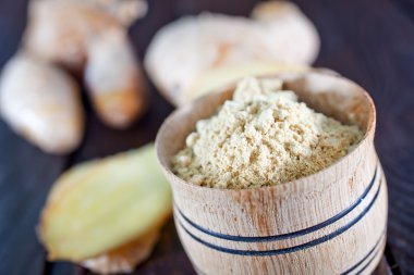 Ahşap kase kuru zencefil