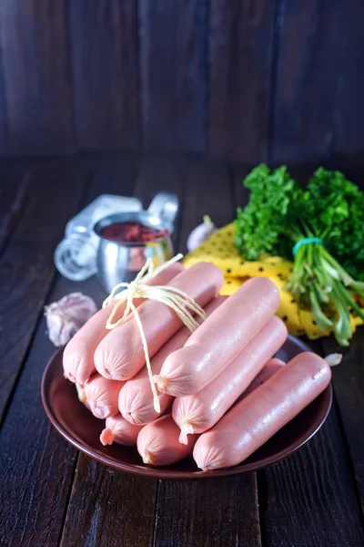 Salsicce su piatto — Foto Stock