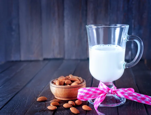 Mandler og melk – stockfoto