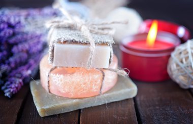 Ahşap masa üzerinde el yapımı Sabun