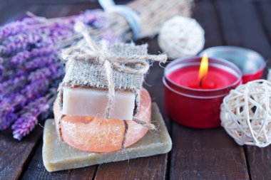 Ahşap masa üzerinde el yapımı Sabun