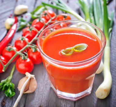 Bardakta domates suyu