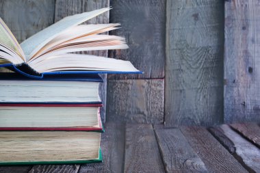 Bir yığın eski kitap