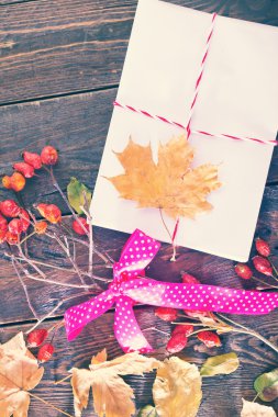 Zarfın üzerinde ahşap arka plan