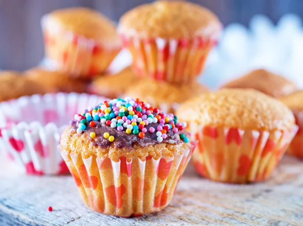 Bir tablo üzerinde tatlı maffins — Stok fotoğraf