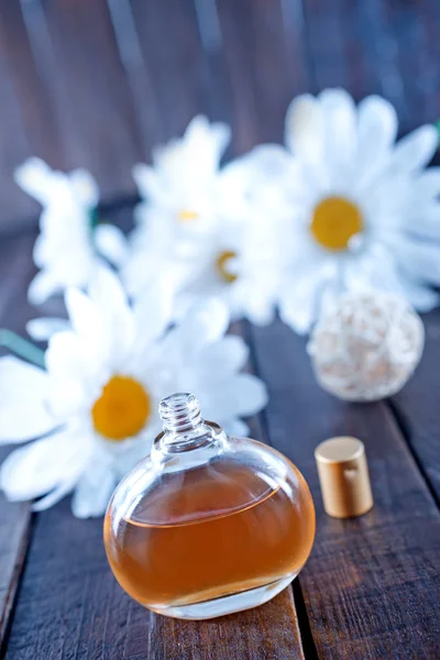 Perfume en botella sobre mesa — Foto de Stock