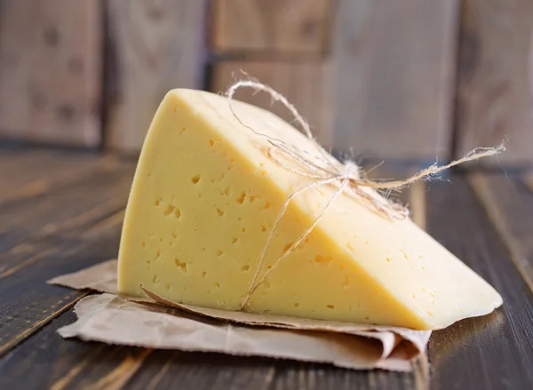 Queijo na tábua de madeira — Fotografia de Stock