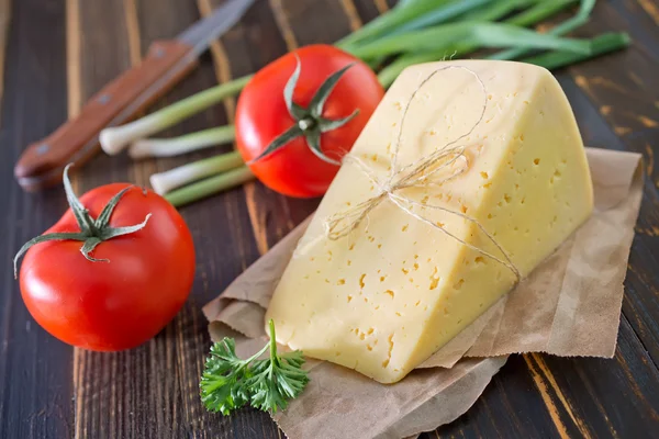 Käse auf dem Holzbrett — Stockfoto