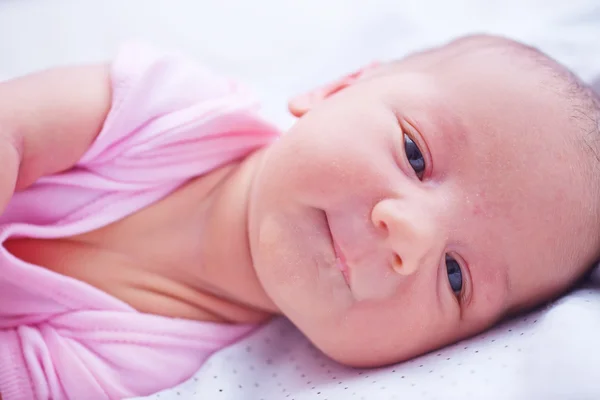 Pequeno bebê na cama — Fotografia de Stock