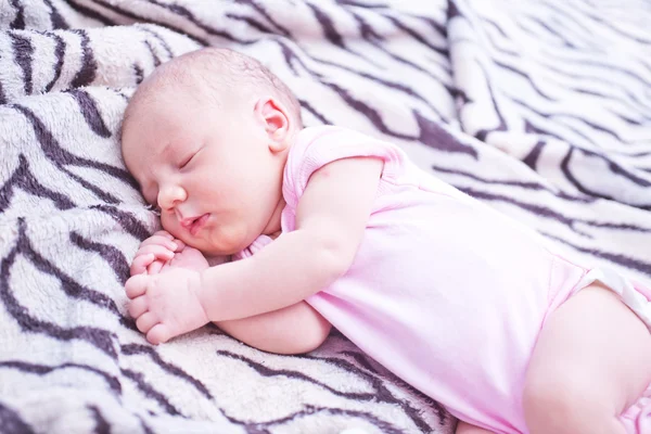 Lilla bebis sova på sängen — Stockfoto