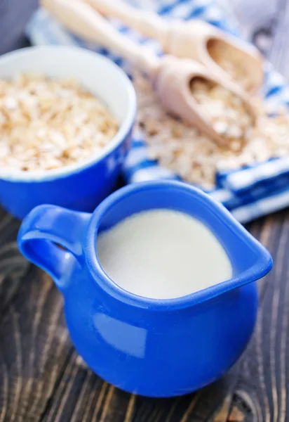 Flocken und Milch im Glas — Stockfoto