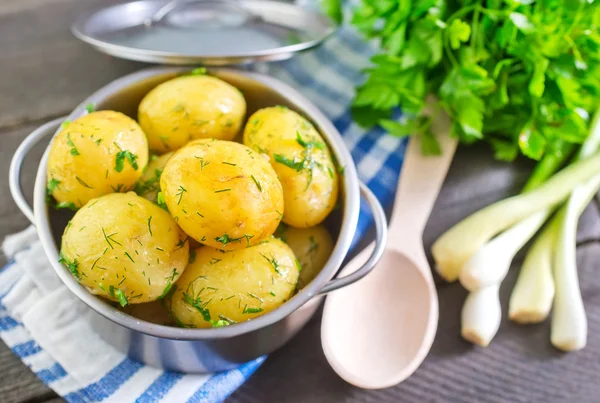 Gekochte Kartoffeln mit Kräutern — Stockfoto