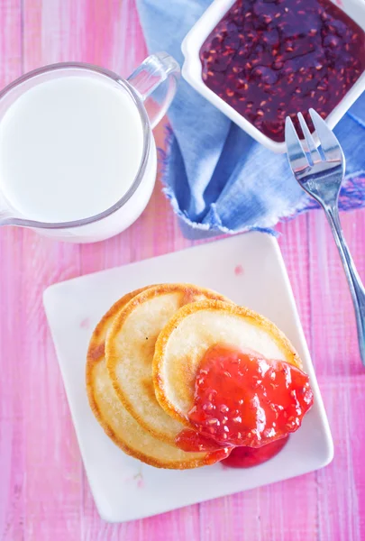 Frittelle con marmellata di lamponi — Foto Stock