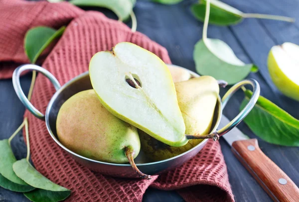 Fresh pears in bowl — Stock Photo, Image