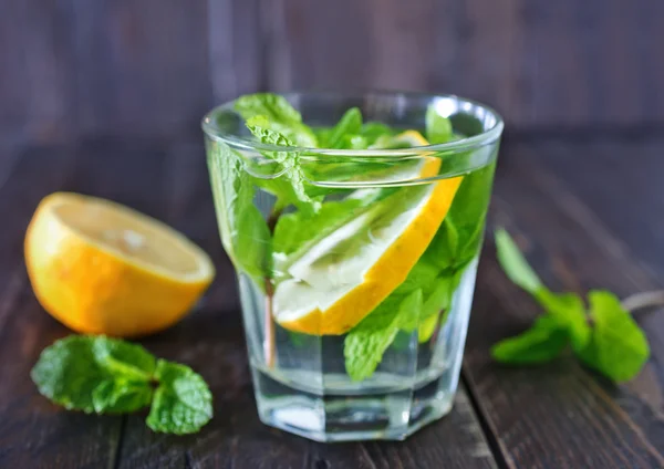 Friss citromos ital — Stock Fotó