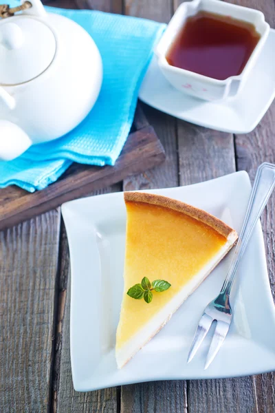 Bolo de queijo na placa branca — Fotografia de Stock