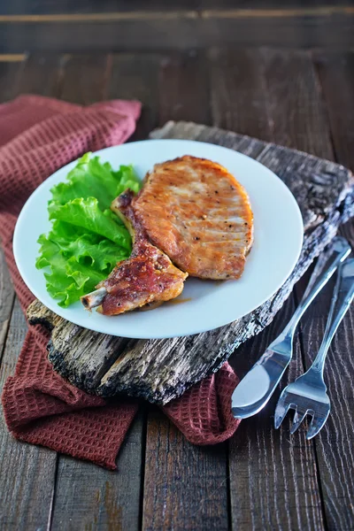 Gebratenes Steak auf weißem Teller — Stockfoto