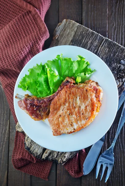 Filete frito en plato blanco — Foto de Stock