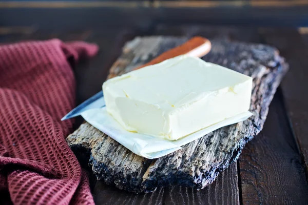 Mantequilla sobre tabla de madera — Foto de Stock