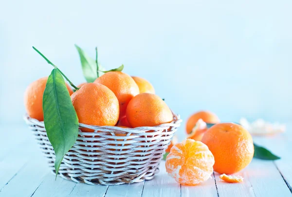 Fresh tangerines in basket — Stock Photo, Image