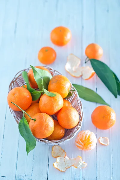 Fresh tangerines in basket — Stock Photo, Image